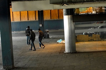 De Vlaamse openbaar vervoermaatschappij De Lijn neemt geen passagiers meer mee aan de halte onder het Noordstation wegens onveilig en vuil