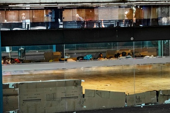 De Vlaamse openbaar vervoermaatschappij De Lijn neemt geen passagiers meer mee aan de halte onder het Noordstation wegens onveilig en vuil