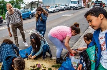 Leerlingen tuinieren met landschapsarchitect Erik Verstreken lg