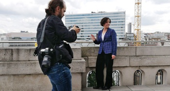 Khadija Zamouri (Open VLD) op het dakterras van het Brussels Parlement met BRUZZ-fotograaf Kevin Van den Panhuyzen