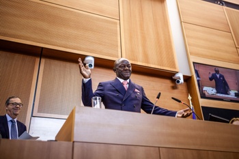 Pierre Kompany (CDh) als tijdelijk voorzitter bij de eedaflegging in het Brussels Parlement op 11 juni 2019