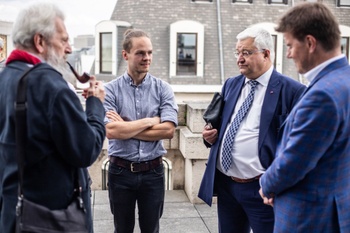Pepijn Kennis (Agora, midden) met zijn vader Wim Kennis en Open VLD kopstukken Guy Vanhengel en Sven Gatz
