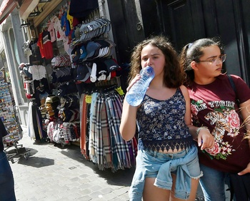 Hittegolf in Brussel warm weer plastic fles drinkwater verkoeling afkoeling