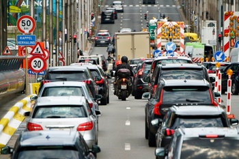 Autoverkeer op de wetstraat met een verminderde rijstrook (eind augustus 2019)