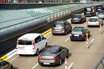 Druk autoverkeer en filevorming in Brussel bij een verminderde rijstrook