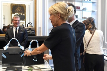 Tijdens een NAVO-top in 2017 bezoeken Brigitte, vrouw van Emmanuel Macron, en andere first lady's de Delvaux-winkel in Brussel
