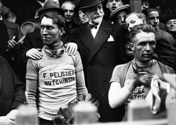 20190902 24 april 1938 Marcel Kint wint de wielerwedstrijd Parijs-Brussel en wordt gefeliciteerd door Brussels burgemeester Adolphe Max