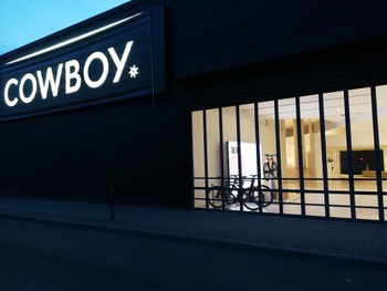 Cowboy heeft een tijdelijke showroom met testcircuit aan de Henegouwenkaai