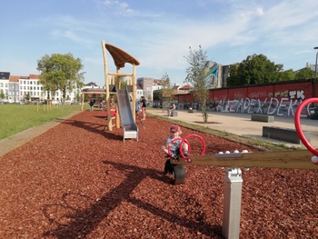 Speeltuigen in het park aan de Ninoofsepoort, tussen kanaal en Kleine Ring