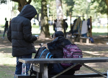 Transmigranten in het Maximiliaanpark, nabij het Noordstation