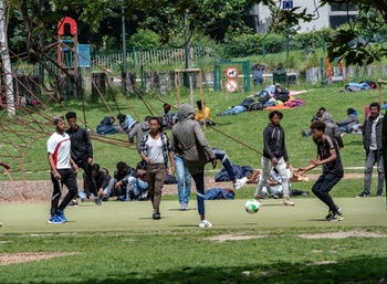 Transmigranten in het Maximiliaanpark, nabij het Noordstation