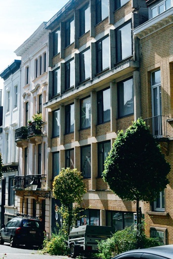 Het VGC-gebouw in de kloktorenstraat naast Gemeenschapscentrum Maalbeek, vlakbij het Schumanplein, staat al 25 jaar leeg