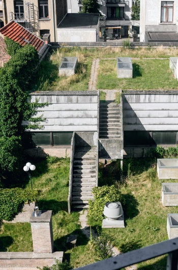 Het VGC-gebouw in de kloktorenstraat naast Gemeenschapscentrum Maalbeek, vlakbij het Schumanplein, staat al 25 jaar leeg. De stporthal van het gemeenschapscentrum is via trapjes verbonden met de tuin van het leegstaande gebouw