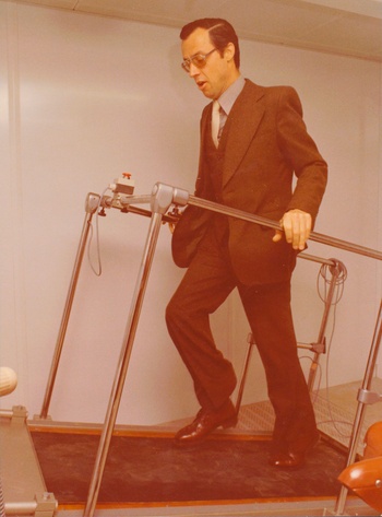 Professor Marcel Hebbelinck in het Labo Inspanningsfysiologie tijdens de inhuldiging van het HILOK-gebouw in april 1978
