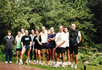 Uit het archief van de Brusselse Atletiekvereniging: vierde van links is Chris Van San. Stefaan Sonck en Walter Dobbeni staan uiterst rechts.
