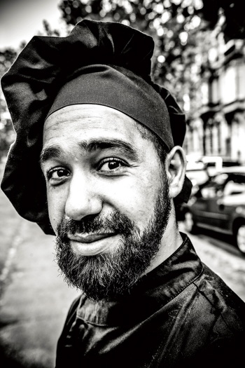 Younes Meziane, kinderkok en elektricien