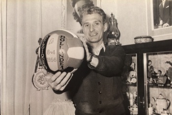 Bob Van Kerkhoven in 1960 met de wedstrijdbal van de België-Nederland van 8 april 1956 (1-0)
