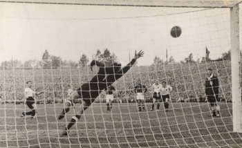 Bob Van Kerkhoven scoort voor de Rode Duivels op de Heizel met een penalty tegen het onoverwinnelijk geachte Hongarije: 5-4