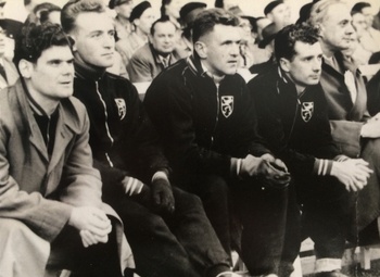 De bank van de Rode Duivels met Bob Van Kerkhoven uiterst rechts naast Anderlechtspits Jef Mermans tijdens België-Finland in 1953: (2-2)