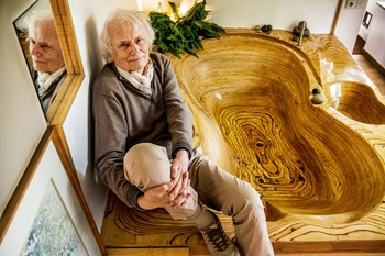 Architect Luc Schuiten bij zijn zelfontworpen badkuip