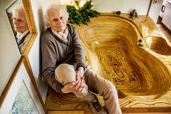 Architect Luc Schuiten bij zijn zelfontworpen badkuip