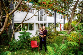 Peter Swinnen woont in een wooncomplex van architect Willy Van Der Meeren