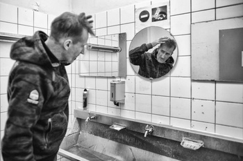 Opstaan: om van je "bed" naar de lavabo te lopen heb je vier uur nodig