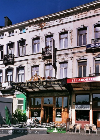 Cafés La Ruche en Le Laboureur aan het Zuidstation (in 2004)