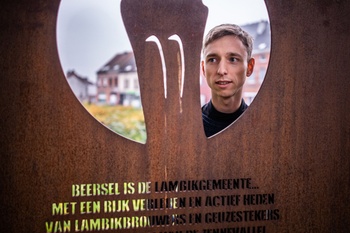 VUB-onderzoeker Jonas De Roos onderzocht de producte van Lambiekbieren, hier in  brouwerij 3 Fonteinen, Beersel