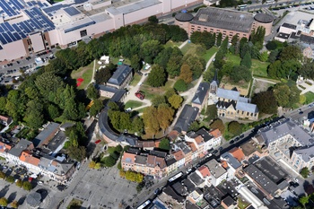 De abdij van Vorst, met het Sint-Denijsplein en de fabriek van Audi Vorst.