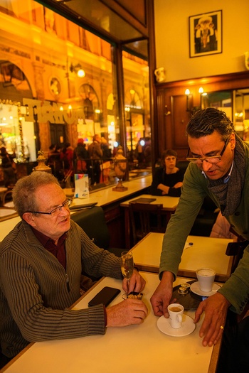 Luckas Vander Taelen in Mokafe, in de Sint-Hubertusgalerijen