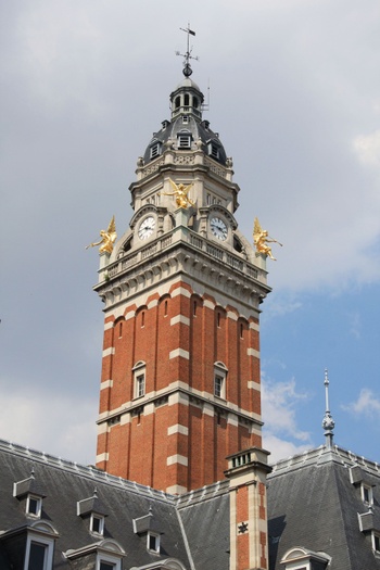 Vergulde beelden op de toren van het gemeentehuis van Sint-Gillis