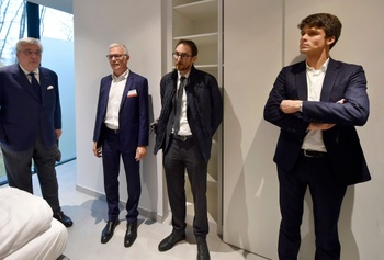 Benjamin Dalle (CD&V), Vlaams minister van Brussel, Jeugd en Media (uiterst rechts), bij de opening van het Ronald McDonaldhuis in het UZ Jette