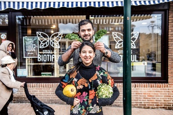 Lorie Meurmans en haar vriend Romal, biowinkel Small is biotiful