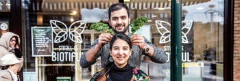 Lorie Meurmans en haar vriend Romal, biowinkel Small is biotiful