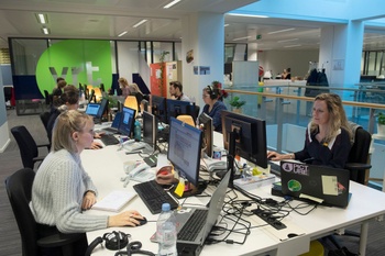 Bezoek van Koning Filip aan de redactie van Karrewiet bij de VRT op 11 december 2019