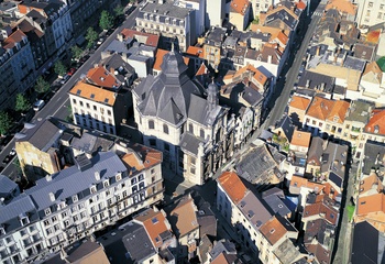 De kerk Onze-Lieve-Vrouw van Goede Bijstand, vlakbij het Fontainasplein