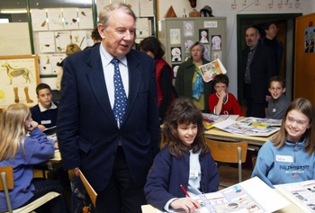 Minister Jos Chabert bij de presentatie van het schooladoptieplan voor een betere verstandhouding tussen jeugd en politie in december 2002