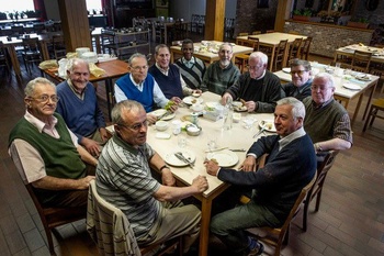 Het missiehuis van Scheut aan de Ninoofsesteenweg in Anderlecht in 2010: Marcel Mathys en collega's samen aan tafel