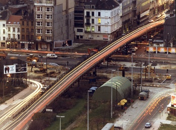Het viaduct aan de Jacqmainlaan, gezien vanaf de Kleine Ring, omstreeks 1986