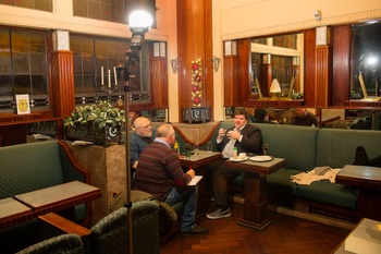 Henk Van hellem en Filip Moeykens in gesprek met Danny Villeyn in Hotel Taverne Esperance