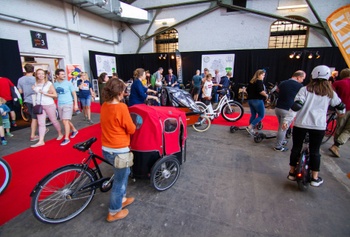 Veel geïnteresseerden in bakfietsen op de fietsbeurs BikeBrussels in Thurn & Taxis in 2019