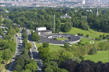 Het Amerikaans Theater aan de Madridlaan en de A12