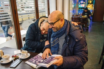 Fotoboek père Filip van de Anneessensbuurt: Berjimo en Ali halen herinneringen op in café Limousine