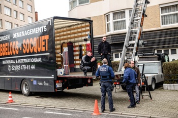 Verhuizers onderhandelen met de politie