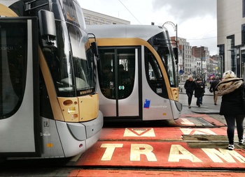 De oversteekplaats voor voetgangers aan de MIVB-tramhalte op het Stefaniaplein