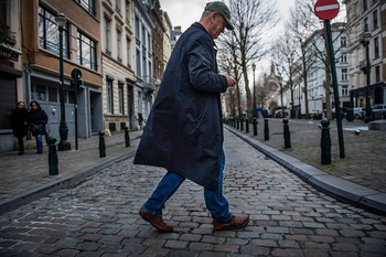 Schrijver Iain Sinclair, de laatse wandelaar, op de Oude Graanmarkt
