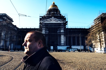 Yves Barbieux misdaadjournalist, aan het justitiepaleis