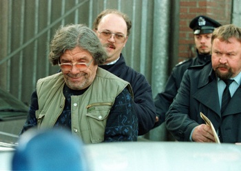 3 november 1997: dominee Andras Pandy wordt teruggebracht naar zijn huis in de Nijverheidskaai