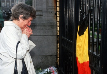 7 augustus 1993: rouwbetuigingen voor het Koninklijk Paleis na de dood van Koning Boudewijn